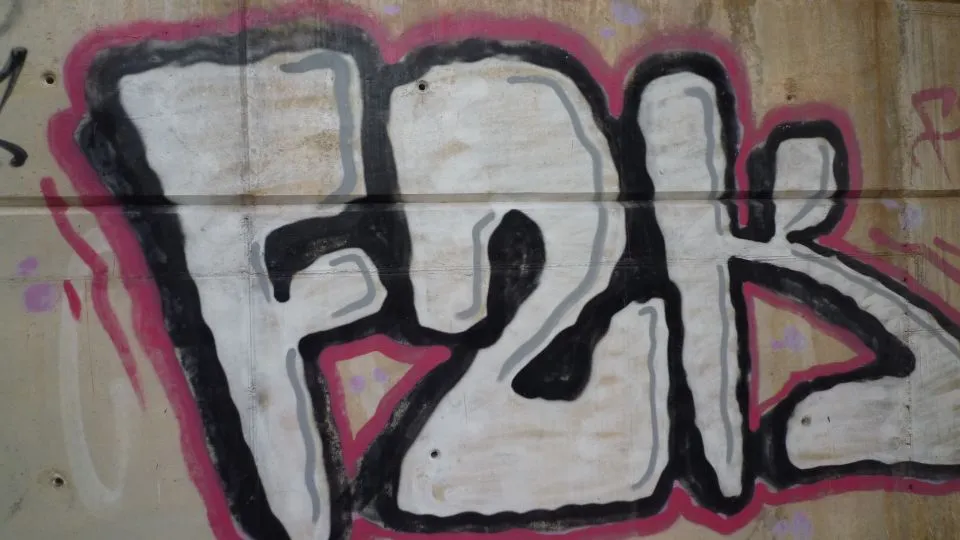 Grafiti con las letras F2K pintado en un muro